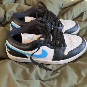 Jordan’s 1 university blue white worn very few times